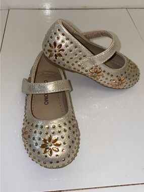 Otter Momo soft gold beaded Mary Jane’s with hook and loop closure. Size 6. NWT